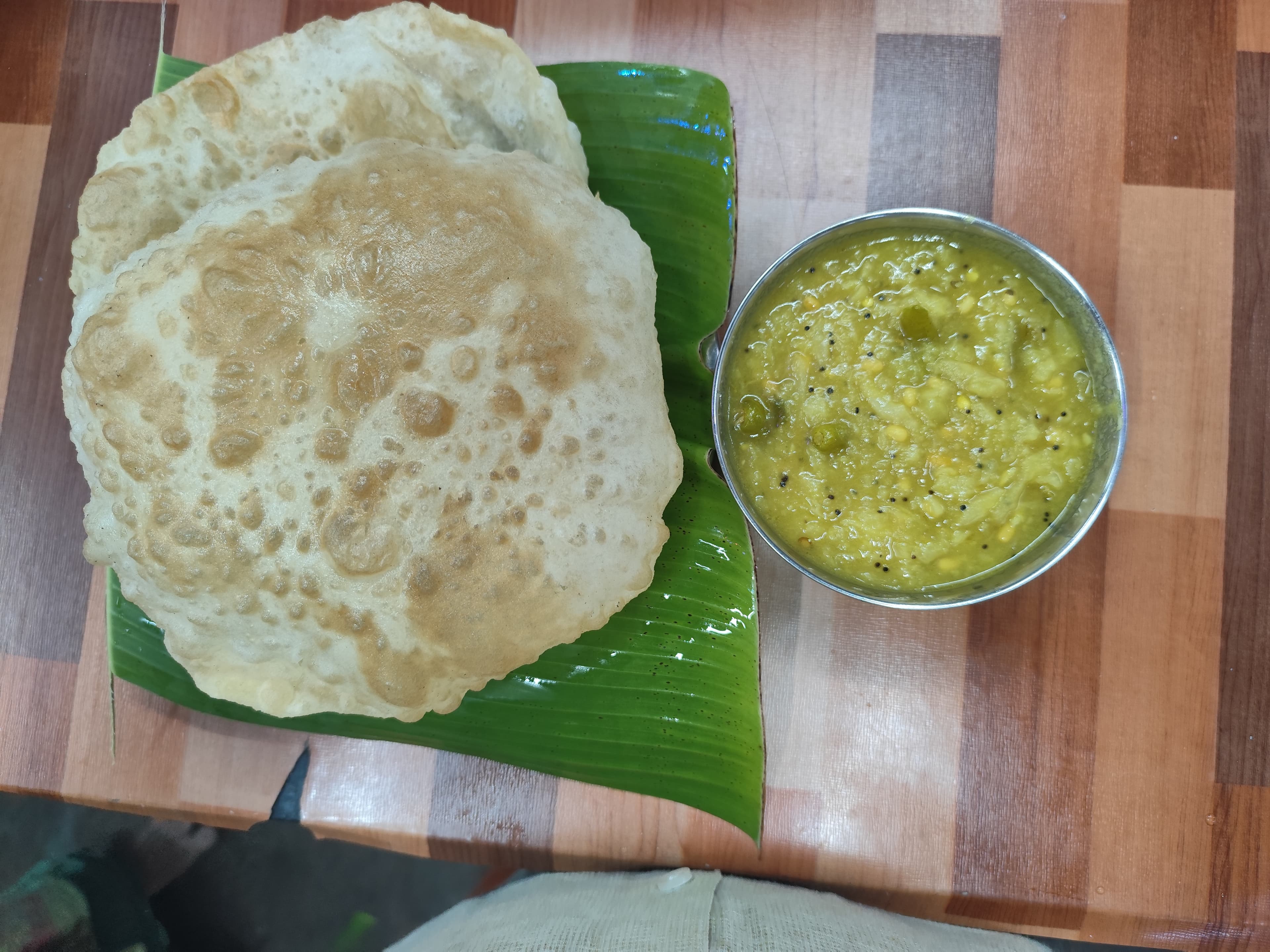 Puri with aalu curry (2 pieces) 